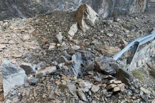 Les filets de protection ont joué en partie leur rôle, mais des gros blocs ont fini sur la route qui relie Sierre à Zinal. Service de la mobilité
